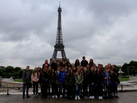 Eifelturm_Gruppenbild.jpg