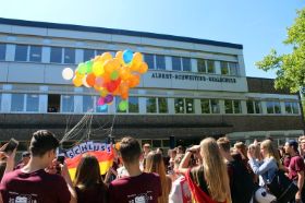 Luftballons_Schulgebäude.jpg
