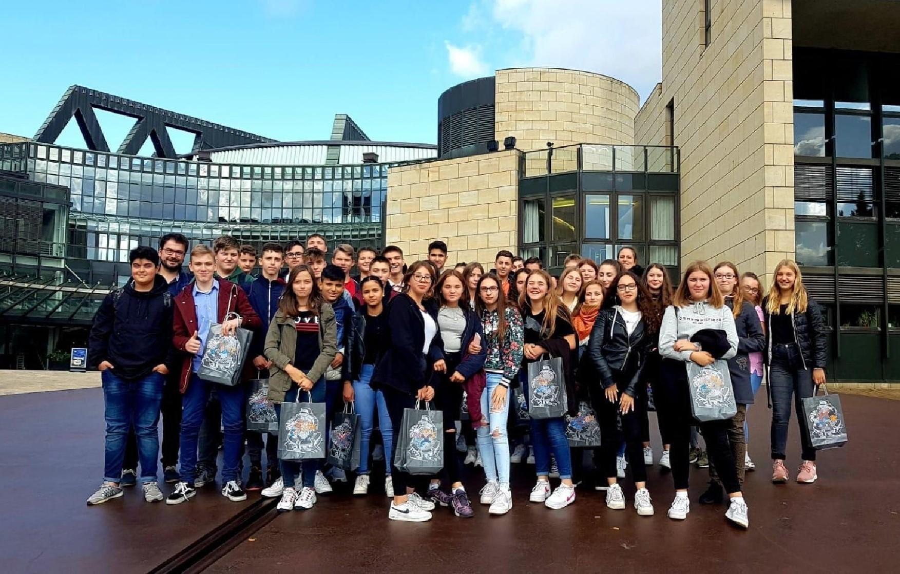 You are currently viewing Die Sozialwissenschaftskurse der Jahrgangsstufen 8 und 9 besuchen den Landtag in Düsseldorf und Herrn Nettekoven (MdL).