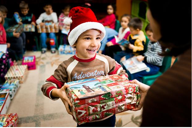 You are currently viewing Die Klasse 10a der Albert-Schweitzer-Realschule unterstützt die Aktion “Weihnachten im Schuhkarton” der Remscheider Tafel. Auch Eure / Ihre Mithilfe ist mehr als willkommen!!