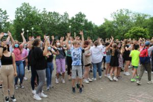 Mehr über den Artikel erfahren Mottotage und Spaßtag der derzeitigen Klassen 10 können bei strahlend blauem Himmel und sommerlichen Temperaturen auf dem Schulhof der ASRS stattfinden!