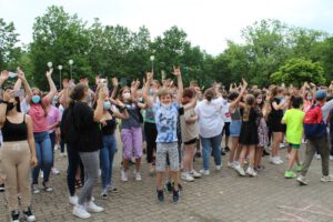 Read more about the article Mottotage und Spaßtag der derzeitigen Klassen 10 können bei strahlend blauem Himmel und sommerlichen Temperaturen auf dem Schulhof der ASRS stattfinden!