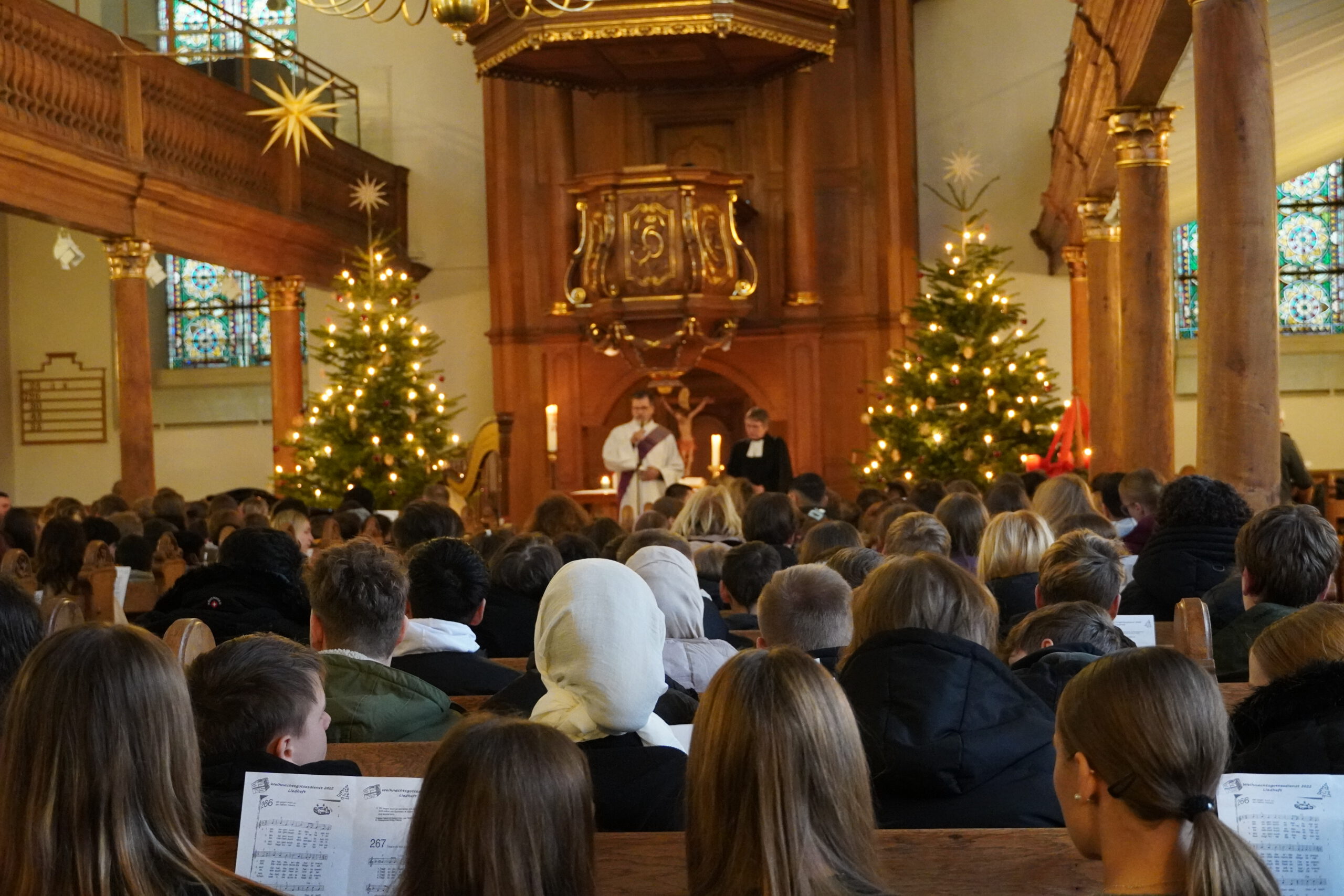 You are currently viewing “Ein Licht in die Welt tragen!” – Weihnachtsgottesdienste der ASRS setzen ein Zeichen der Hoffnung!