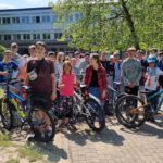 SchülerInnen und SV freuen sich über neue Fahrradständer und radeln fürs Klima!