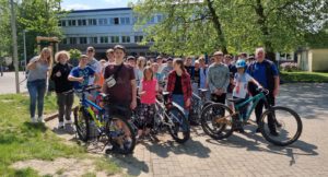 Read more about the article SchülerInnen und SV freuen sich über neue Fahrradständer und radeln fürs Klima!