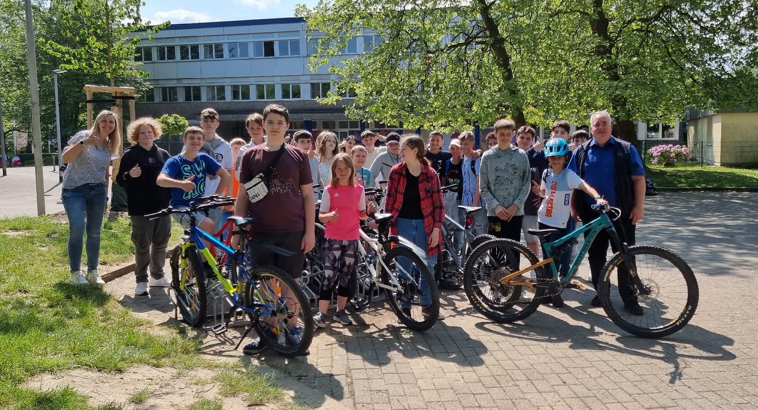 You are currently viewing SchülerInnen und SV freuen sich über neue Fahrradständer und radeln fürs Klima!