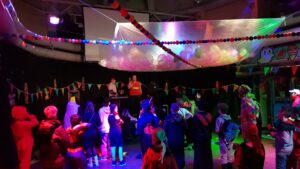Read more about the article 60 Schülerinnen und Schüler der ASRS feierten ausgelassen Karneval im Jugendzentrum „DIE WELLE“
