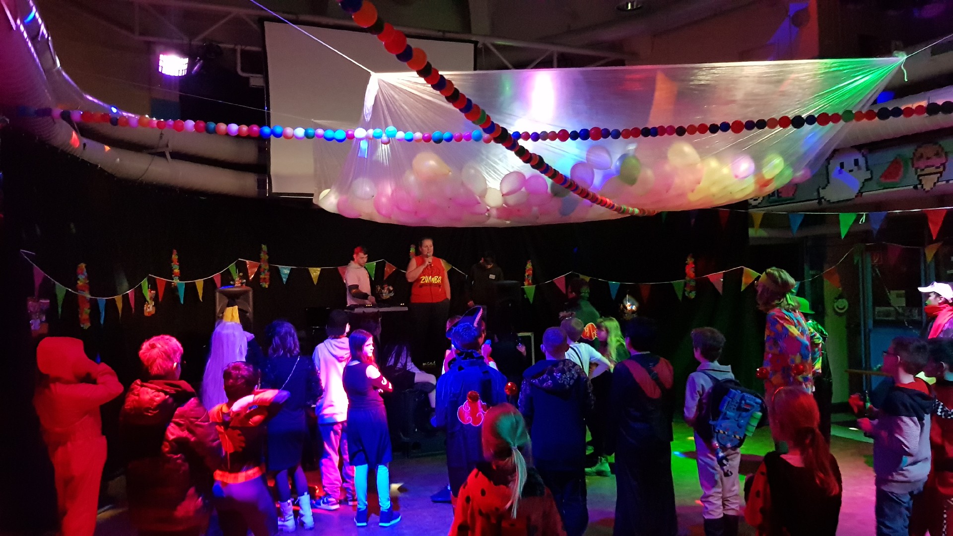 You are currently viewing 60 Schülerinnen und Schüler der ASRS feierten ausgelassen Karneval im Jugendzentrum „DIE WELLE“