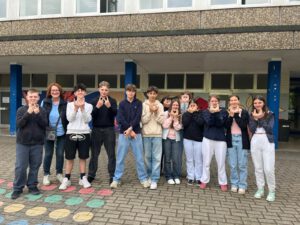 Mehr über den Artikel erfahren Tränen beim Abschied – Nach einer ereignisreichen Woche und einem wundervollen Fest fuhren die französischen Gastschülerinnen und Gastschüler am 22.05.25 zurück nach Paris