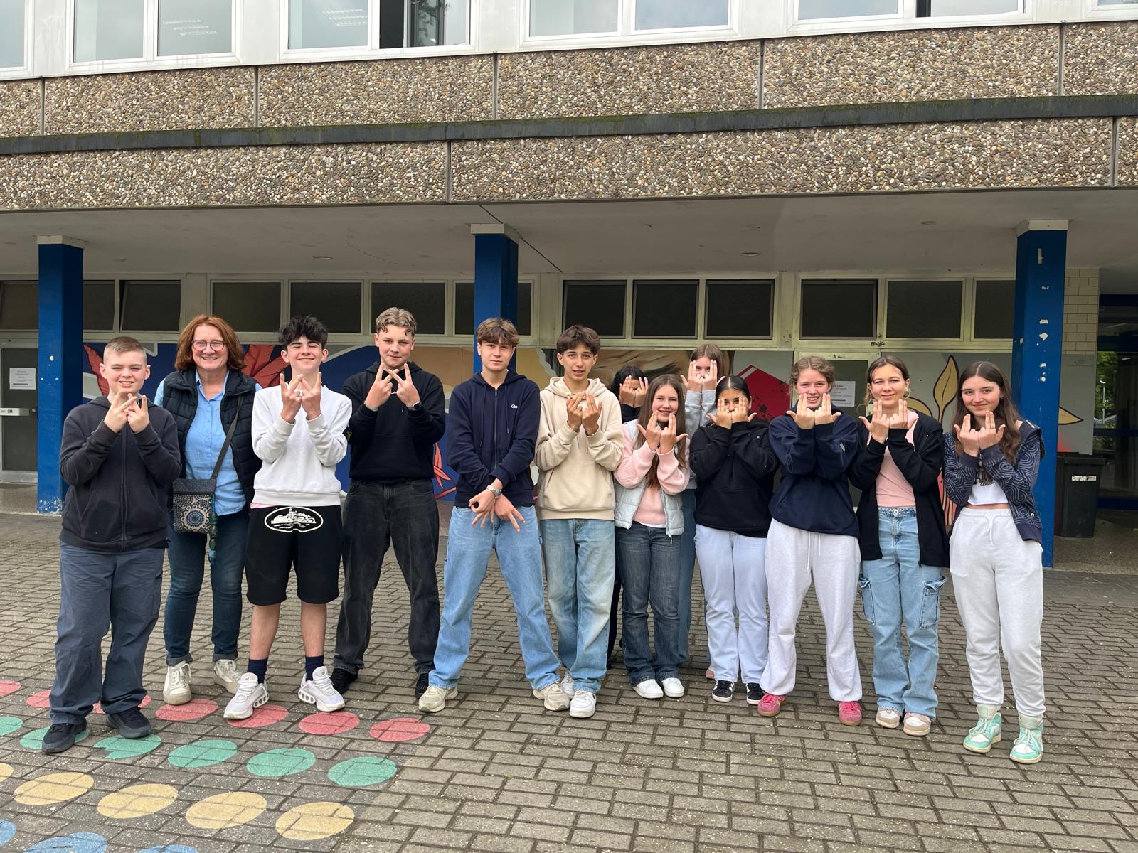 Du betrachtest gerade Tränen beim Abschied – Nach einer ereignisreichen Woche und einem wundervollen Fest fuhren die französischen Gastschülerinnen und Gastschüler am 22.05.25 zurück nach Paris