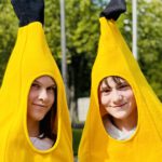 Auf dem Schulhof gibt es laufende Bananen