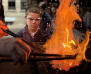 Mehr über den Artikel erfahren Wenn Stahl glüht und zum Messer wird