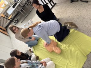 Mehr über den Artikel erfahren Engagiert, hilfsbereit und bestens ausgebildet – Die Schulsanitäter der Albert-Schweitzer-Realschule