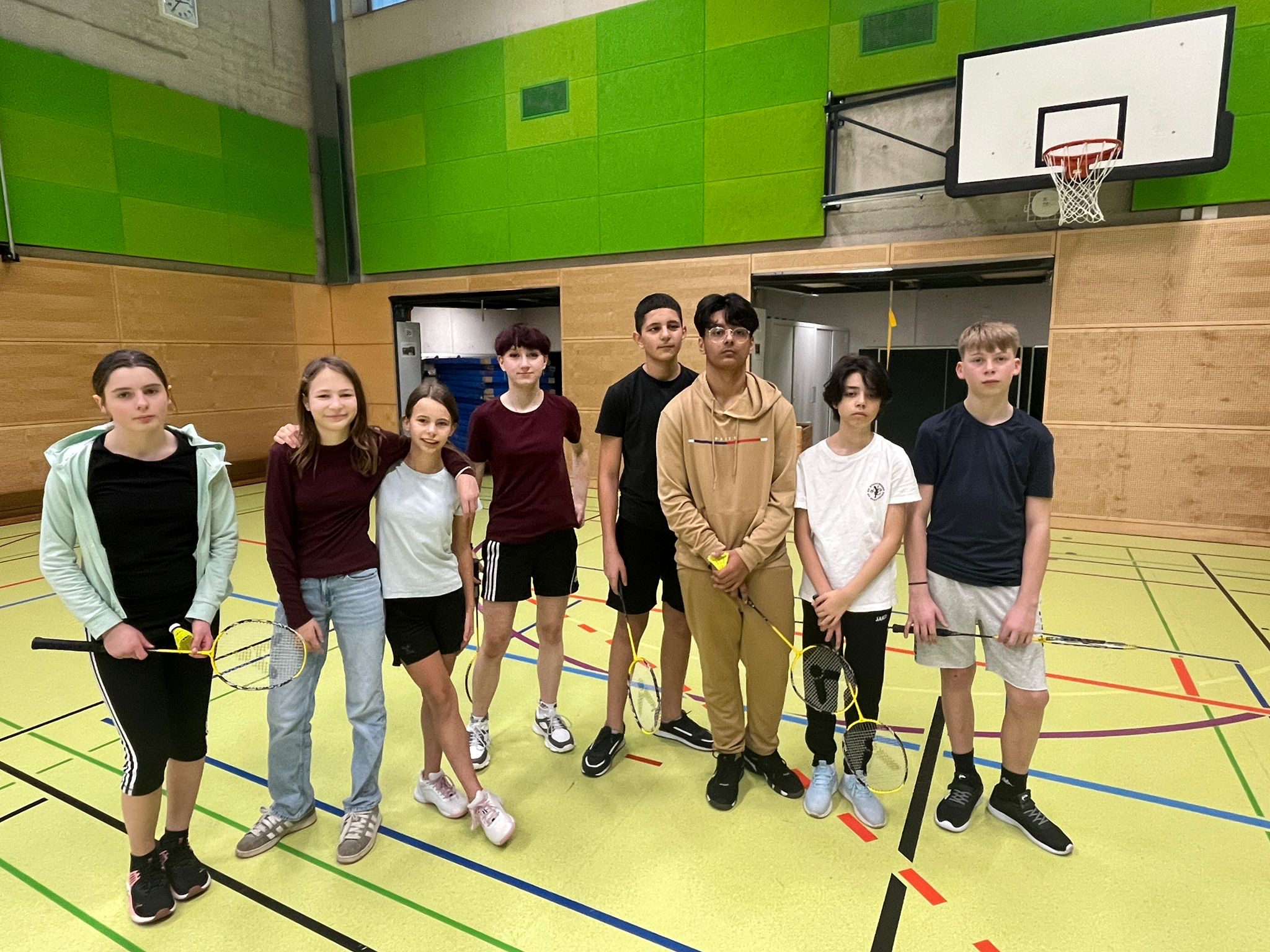 Du betrachtest gerade Manche Sätze waren knapp, aber es war toll in der großen Halle Badminton zu spielen