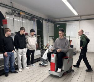 Mehr über den Artikel erfahren Wertvolle Kontakte knüpfen bei der Azubi-Bustour