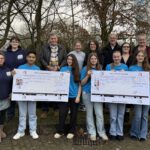 Mein Herz ist erfüllt von Freude – die SV Schülerinnen und Schüler übergaben heute eine großzügige Spende an die „Die Welle“ und die „Kinderschutzambulanz“ in Remscheid