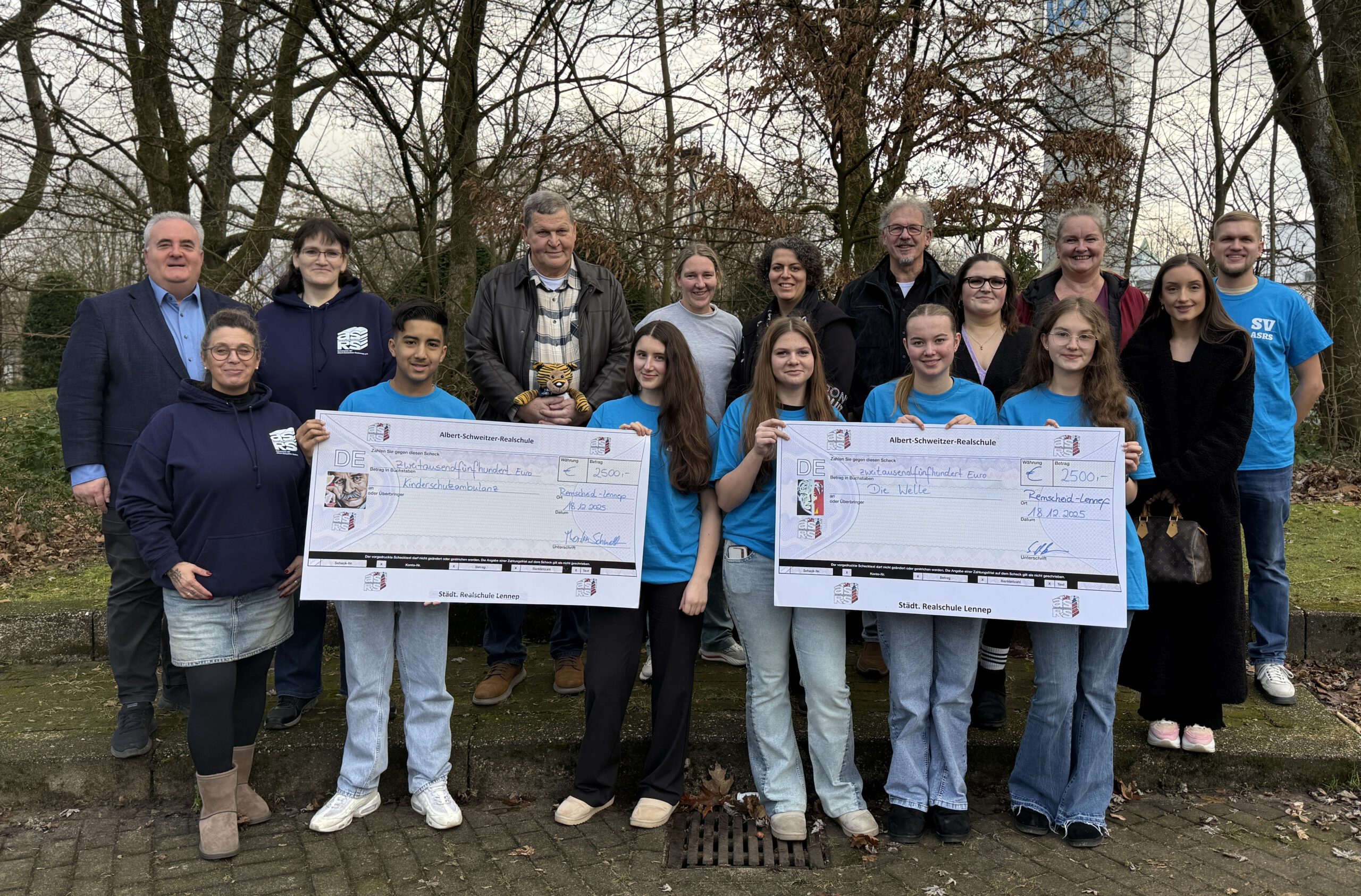 Du betrachtest gerade Mein Herz ist erfüllt von Freude – die SV Schülerinnen und Schüler übergaben heute eine großzügige Spende an die „Die Welle“ und die „Kinderschutzambulanz“ in Remscheid