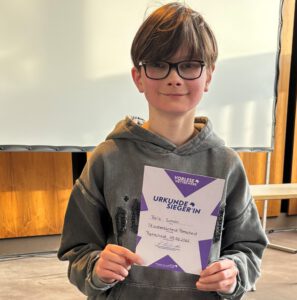 Mehr über den Artikel erfahren Stolz auf Bela – Bela Simon aus der 6e gewinnt den Stadtentscheid des Vorlesewettbewerbs Jahrgang 6