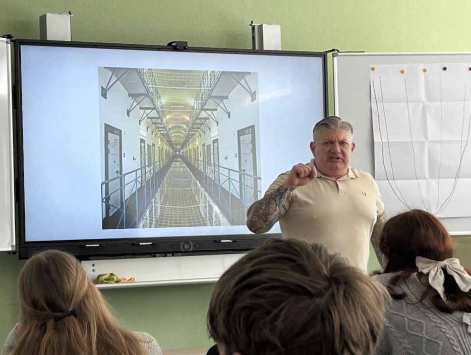 Du betrachtest gerade Vom Drogenhandel ins Klassenzimmer- Ein ehemaliger Dealer klärt auf