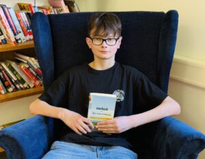 Mehr über den Artikel erfahren Überragende Leistung und geniale Erfahrung! – Bela trat beim Bezirksentscheid im Vorlesen an