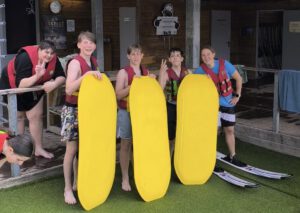 Mehr über den Artikel erfahren Wasserski statt Klassenzimmer – Die 7a in Langenfeld