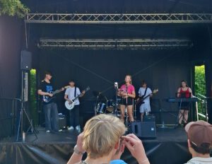 Mehr über den Artikel erfahren Die ASRS Schülerband begeisterte beim Sommerfest der Bökerhöhe