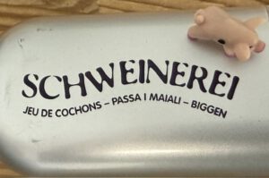 Mehr über den Artikel erfahren Das saublöde Spiel „Schweinerei“ ist der Hit – Dienstags in der 6. Std. in der Spielezeit